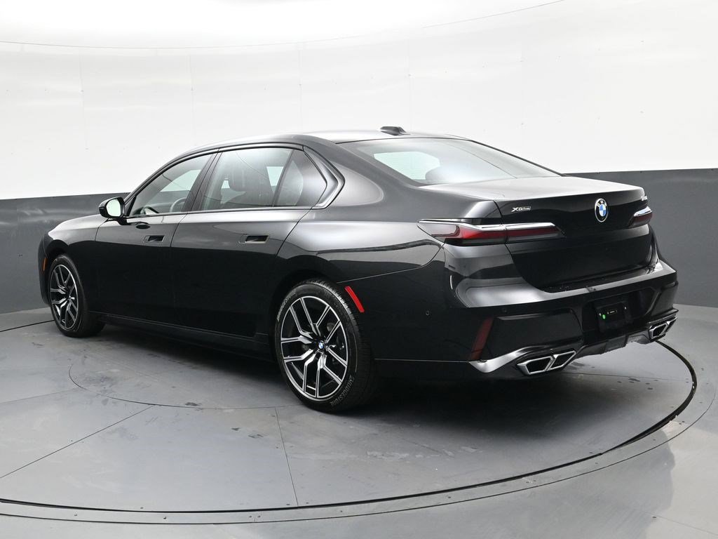 Used 2025 BMW 760i xDrive w/ Luxury Rear Seating Package AWD/4WD image 5