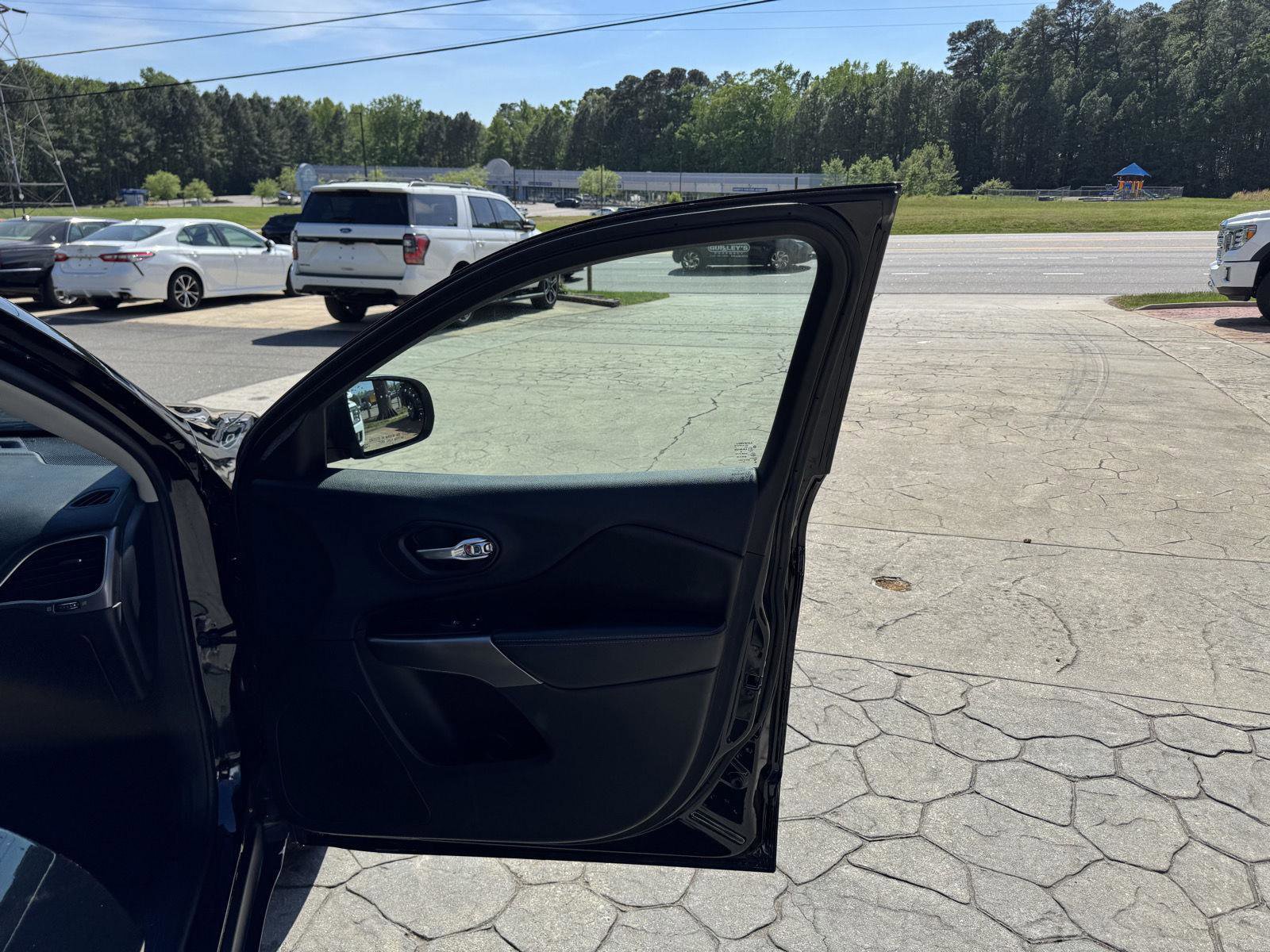 Used 2019 Jeep Cherokee Limited image 17