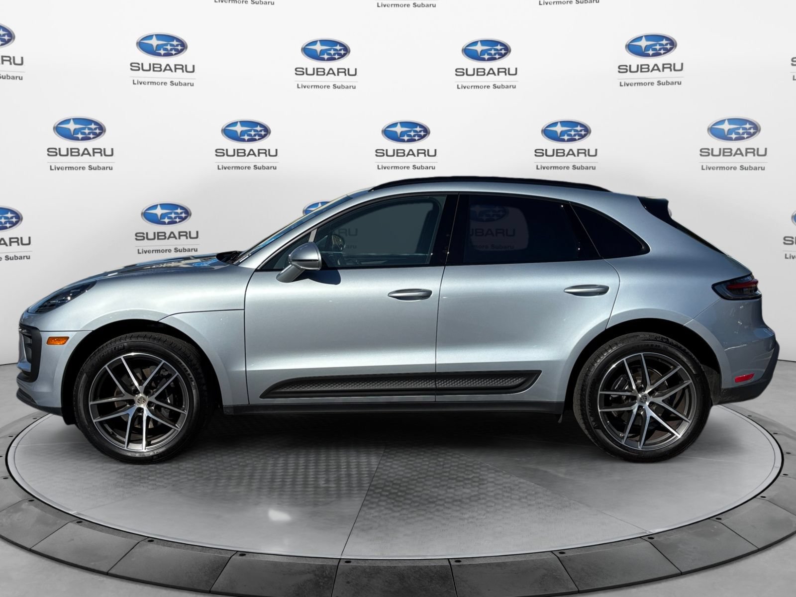 Used 2025 Porsche Macan AWD/4WD image 2