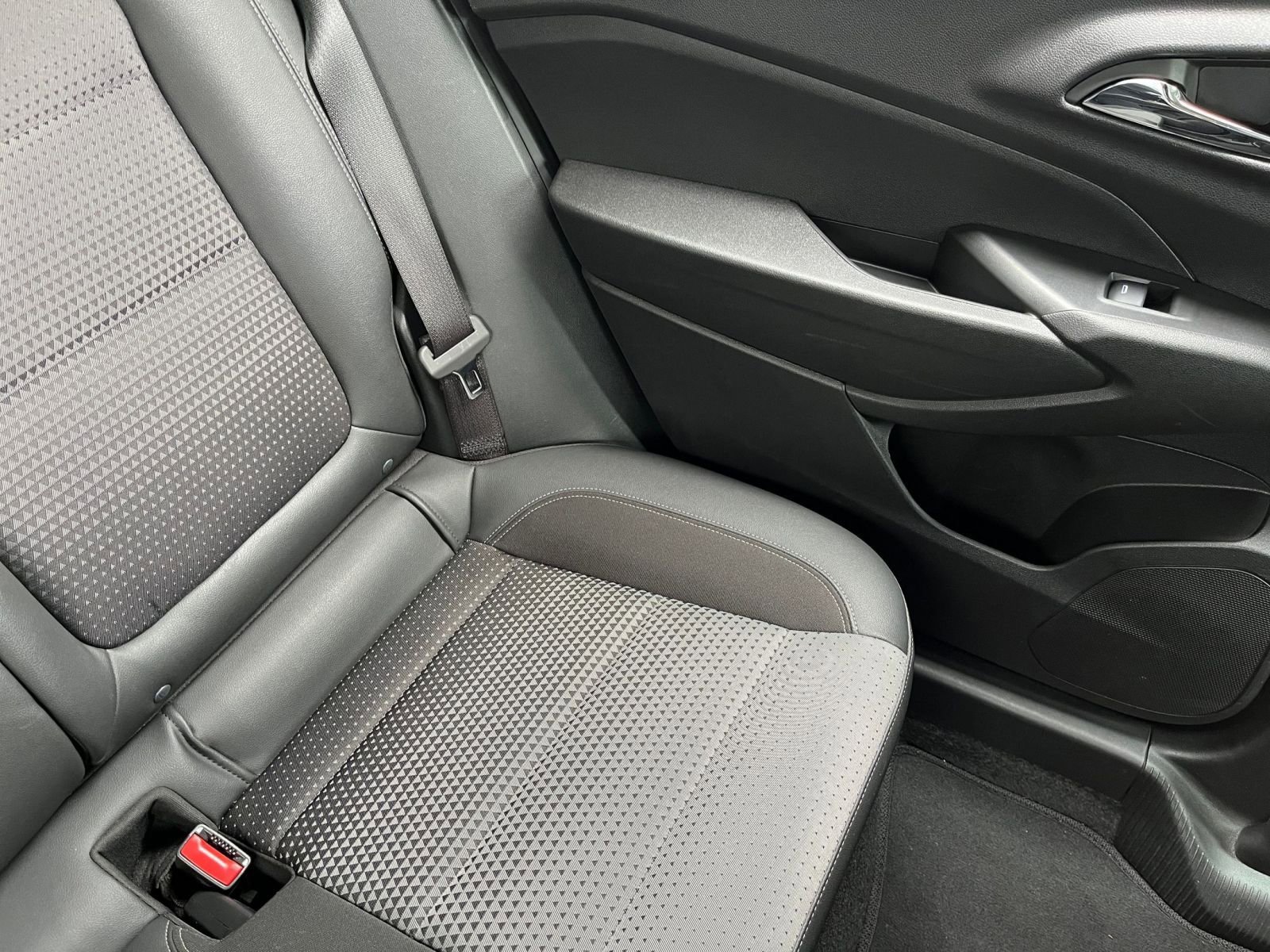 Used 2025 Chevrolet Trax LT FWD image 36