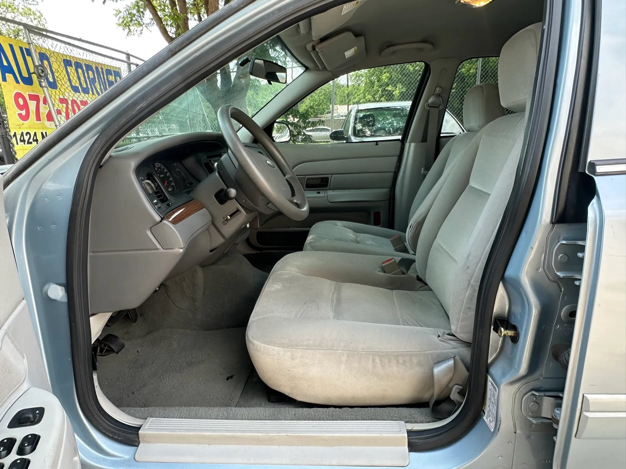 Used 2005 Ford Crown Victoria RWD image 5