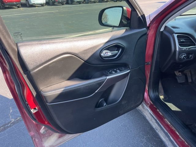 Used 2019 Jeep Cherokee Latitude w/ Popular Appearance Group image 6