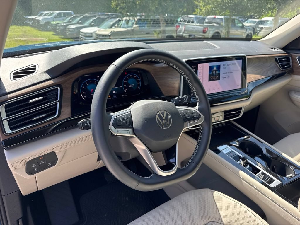 Used 2025 Volkswagen Atlas SE w/ Panoramic Sunroof Package FWD image 9