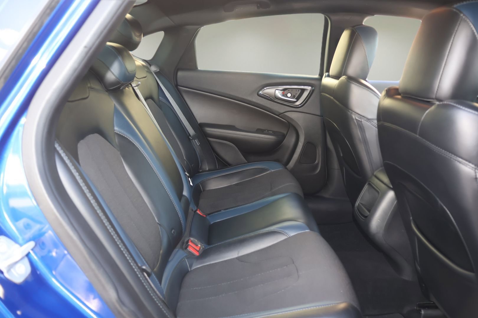 Used 2016 Chrysler 200 S FWD image 15