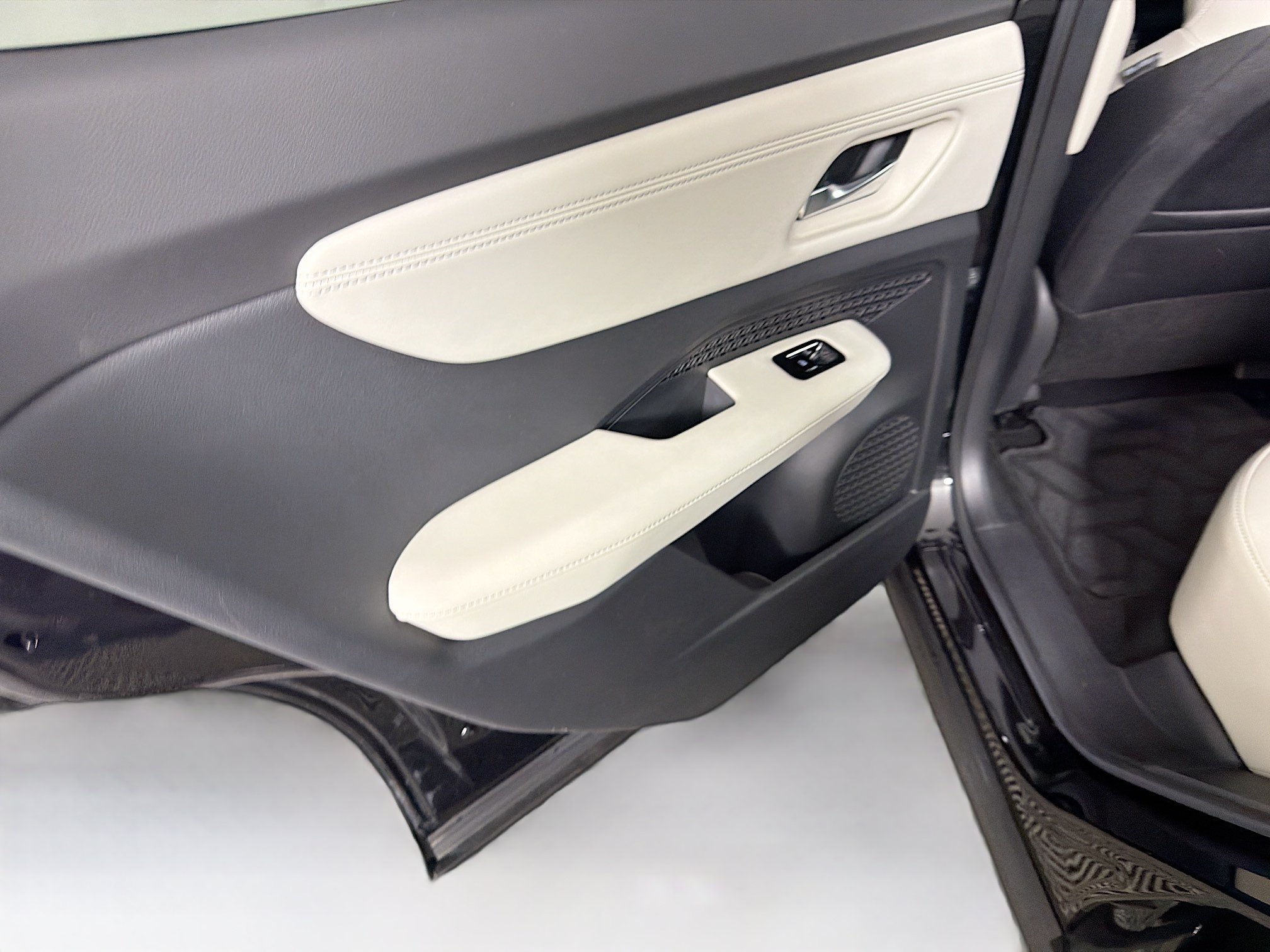 Used 2023 Nissan Ariya FWD image 26