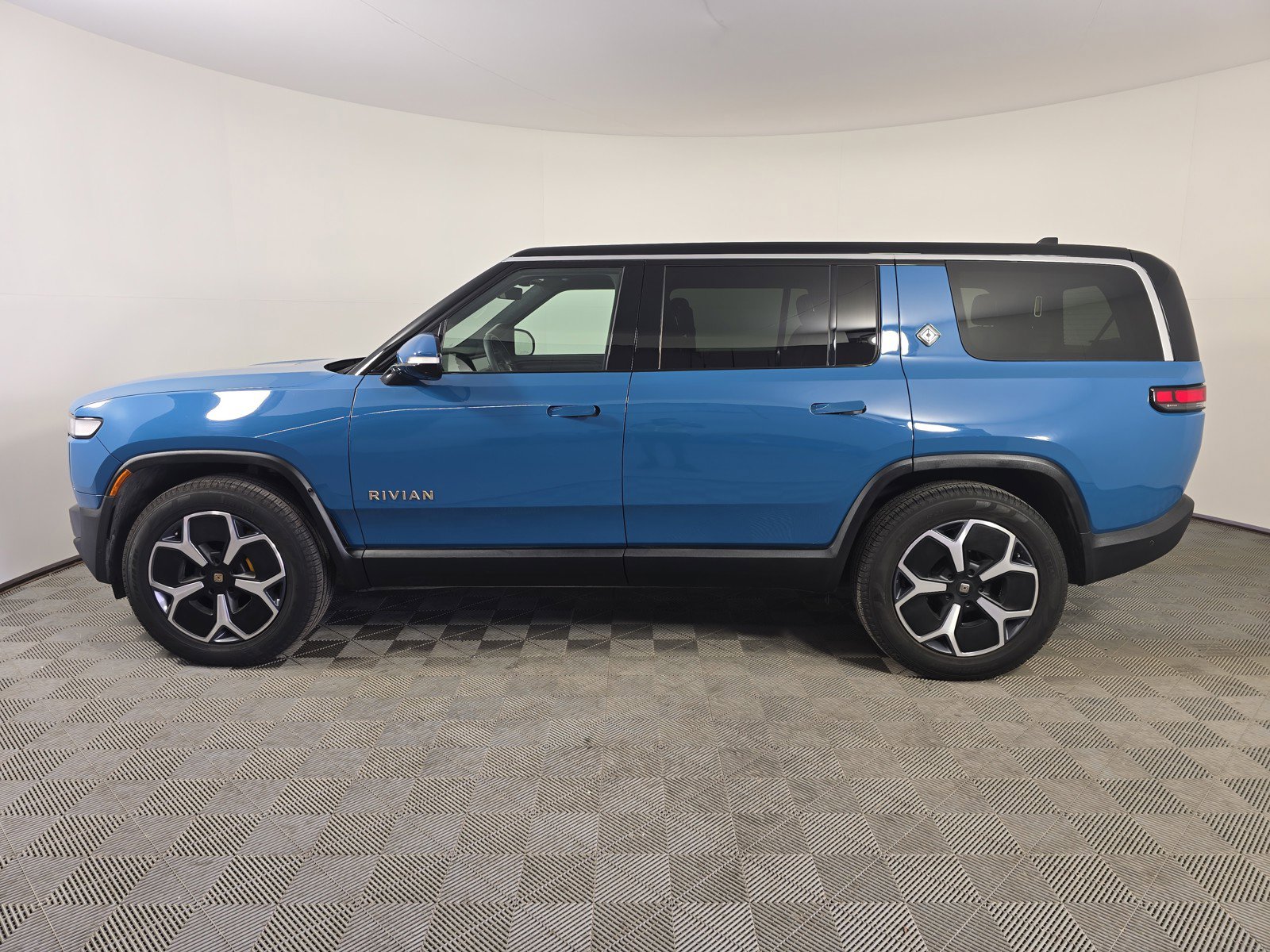 Used 2023 Rivian R1S Adventure AWD/4WD image 2