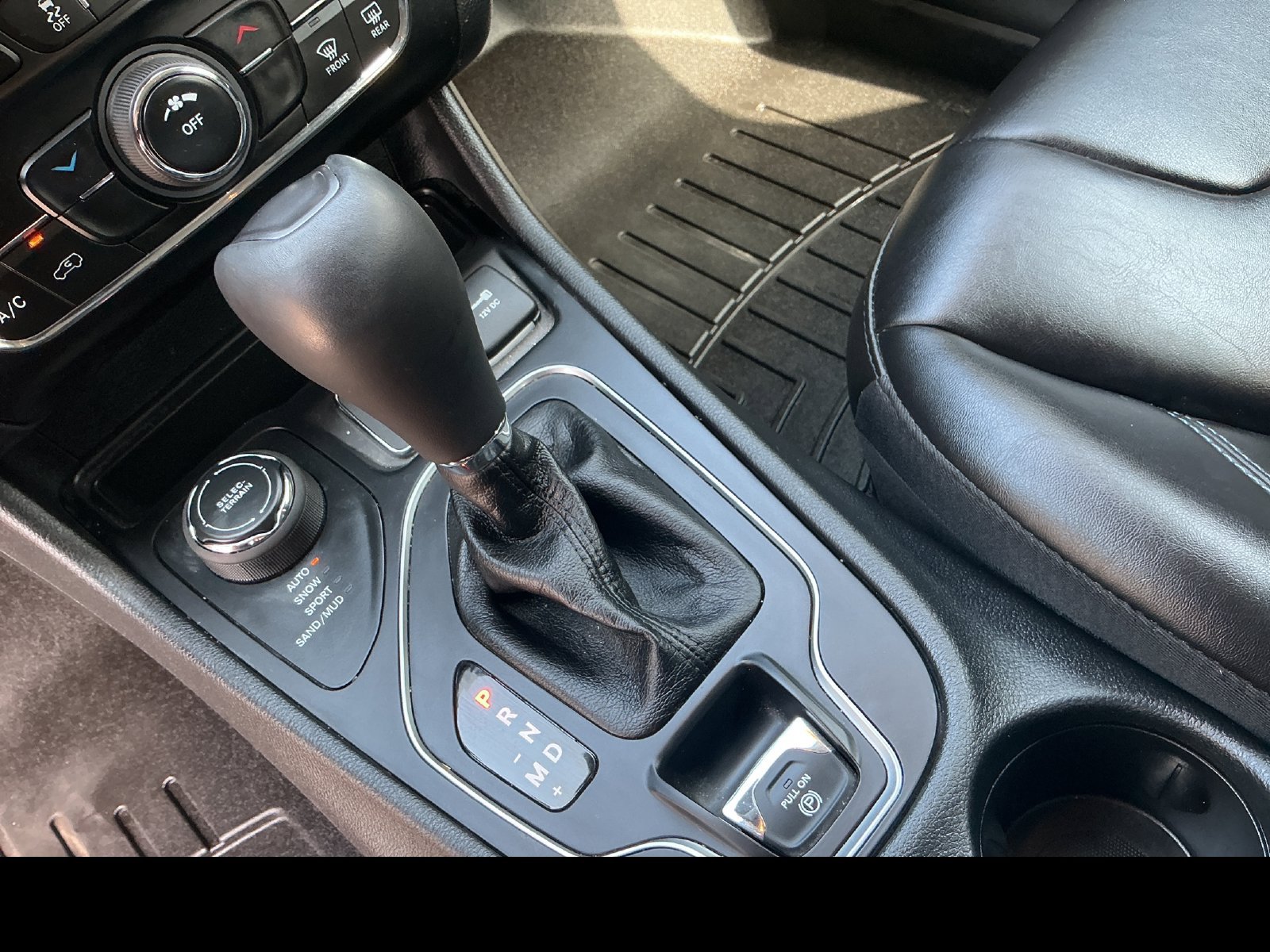Used 2021 Jeep Cherokee Latitude Plus AWD/4WD image 23