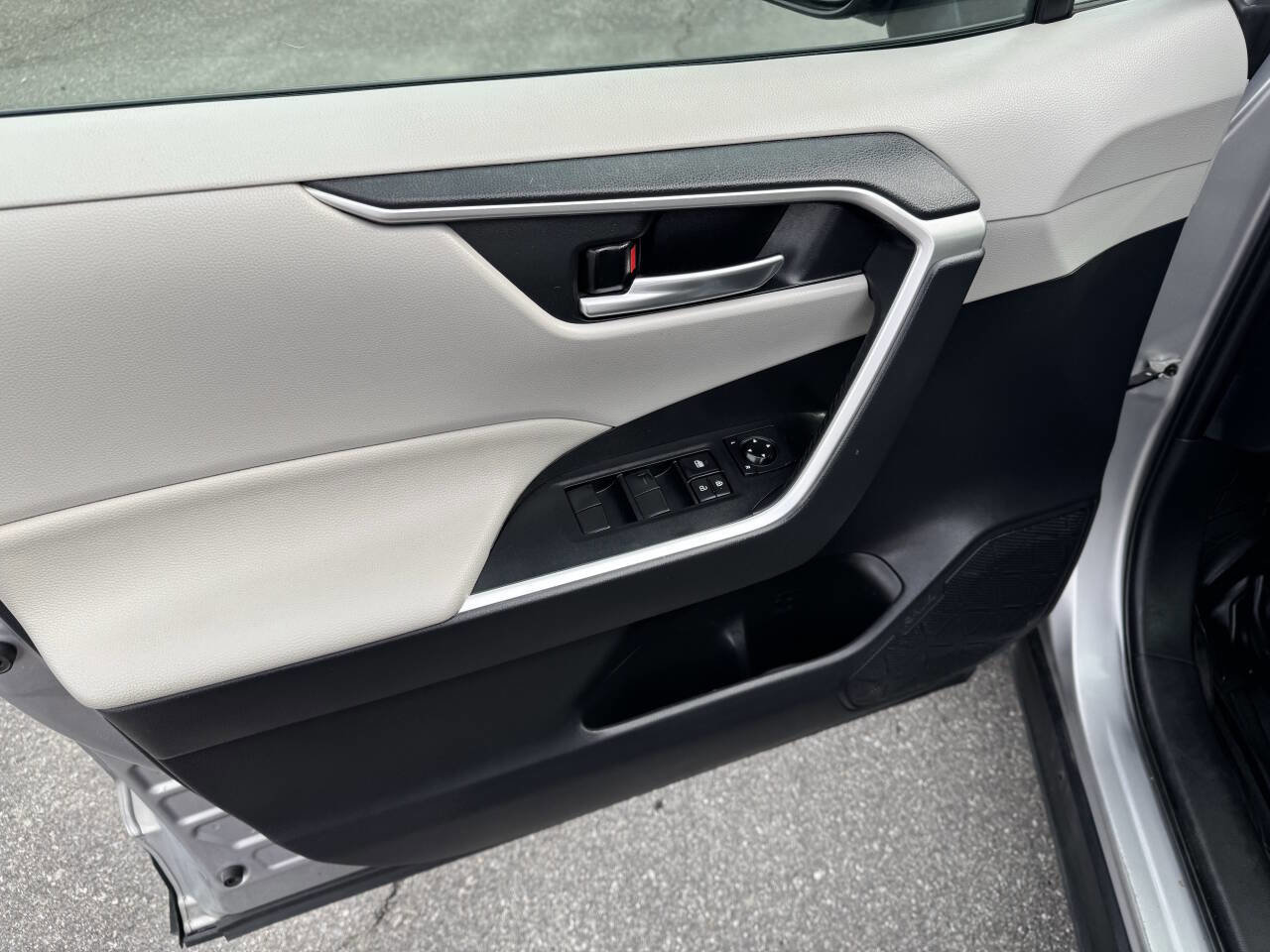 Used 2020 Toyota RAV4 XLE image 12