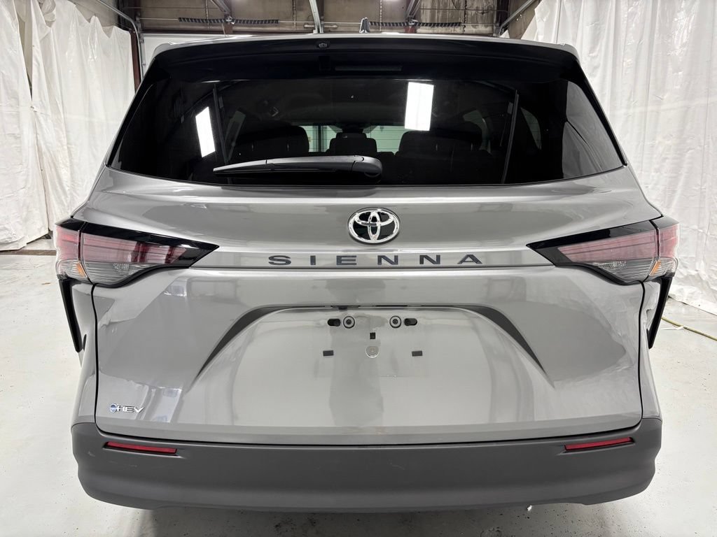 Used 2026 Toyota Sienna LE FWD image 6
