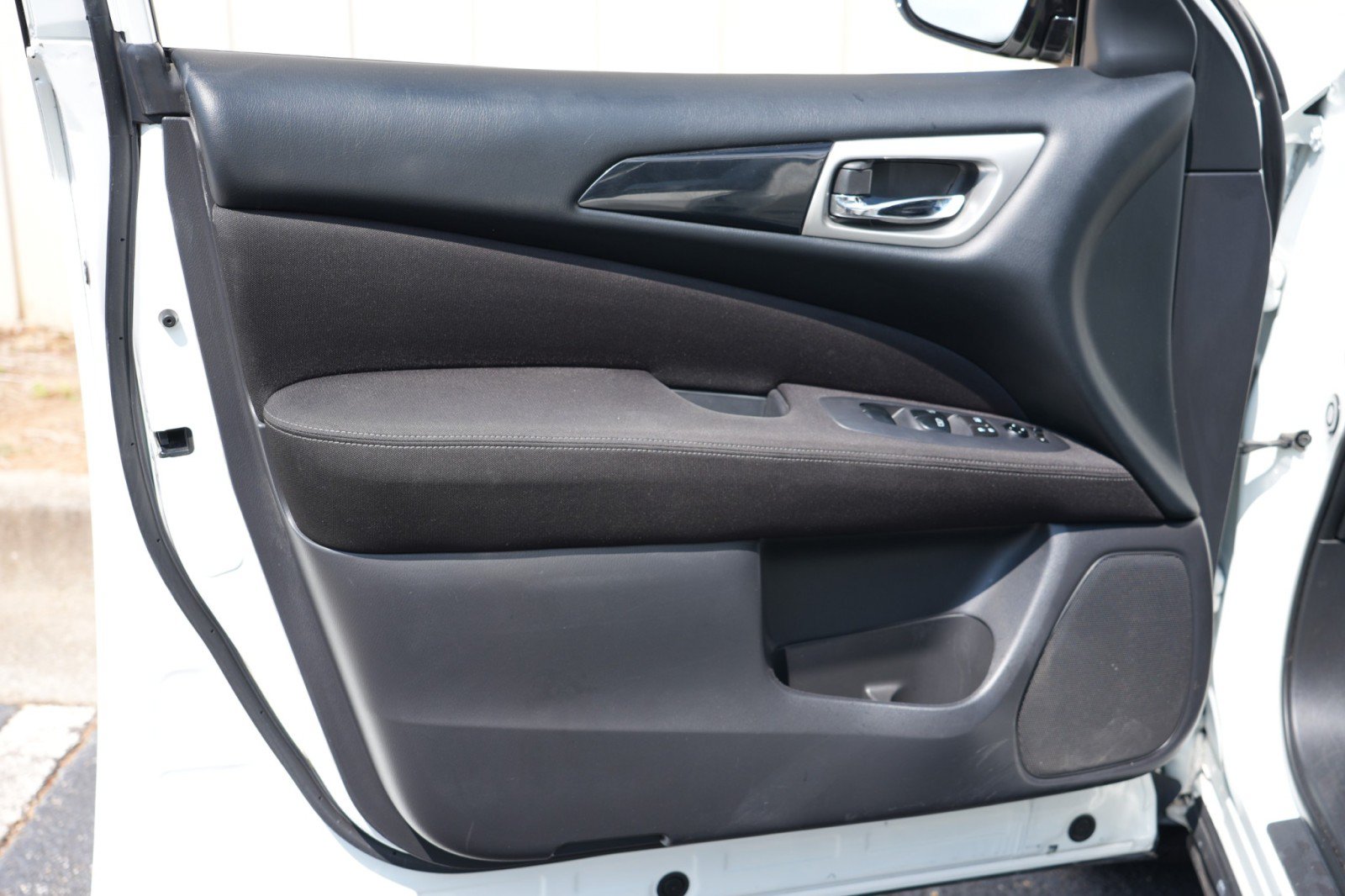 Used 2017 Nissan Pathfinder SV FWD image 38