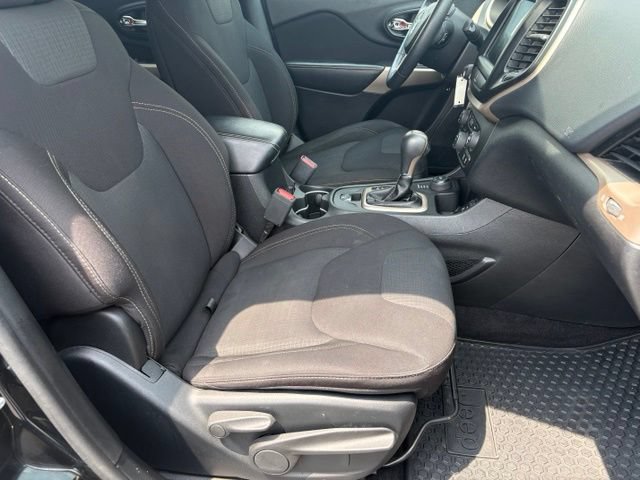 Used 2017 Jeep Cherokee Latitude w/ Cold Weather Group AWD/4WD image 17