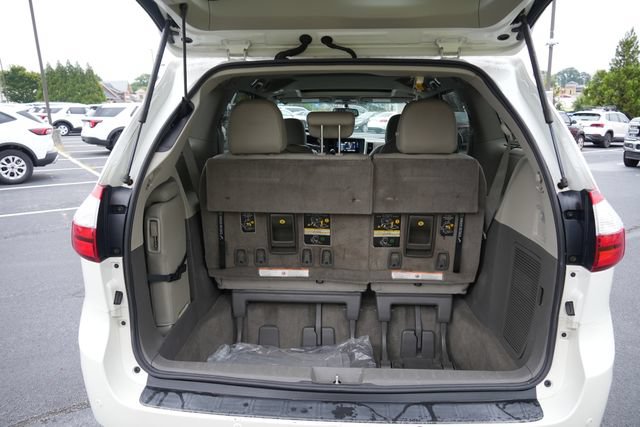 Used 2015 Toyota Sienna XLE w/ XLE Navigation Package FWD image 11