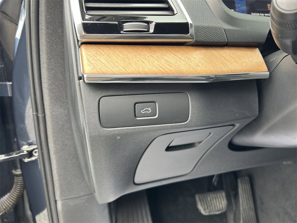 Used 2023 Volvo XC90 B6 Plus w/ Protection Package Premier image 17