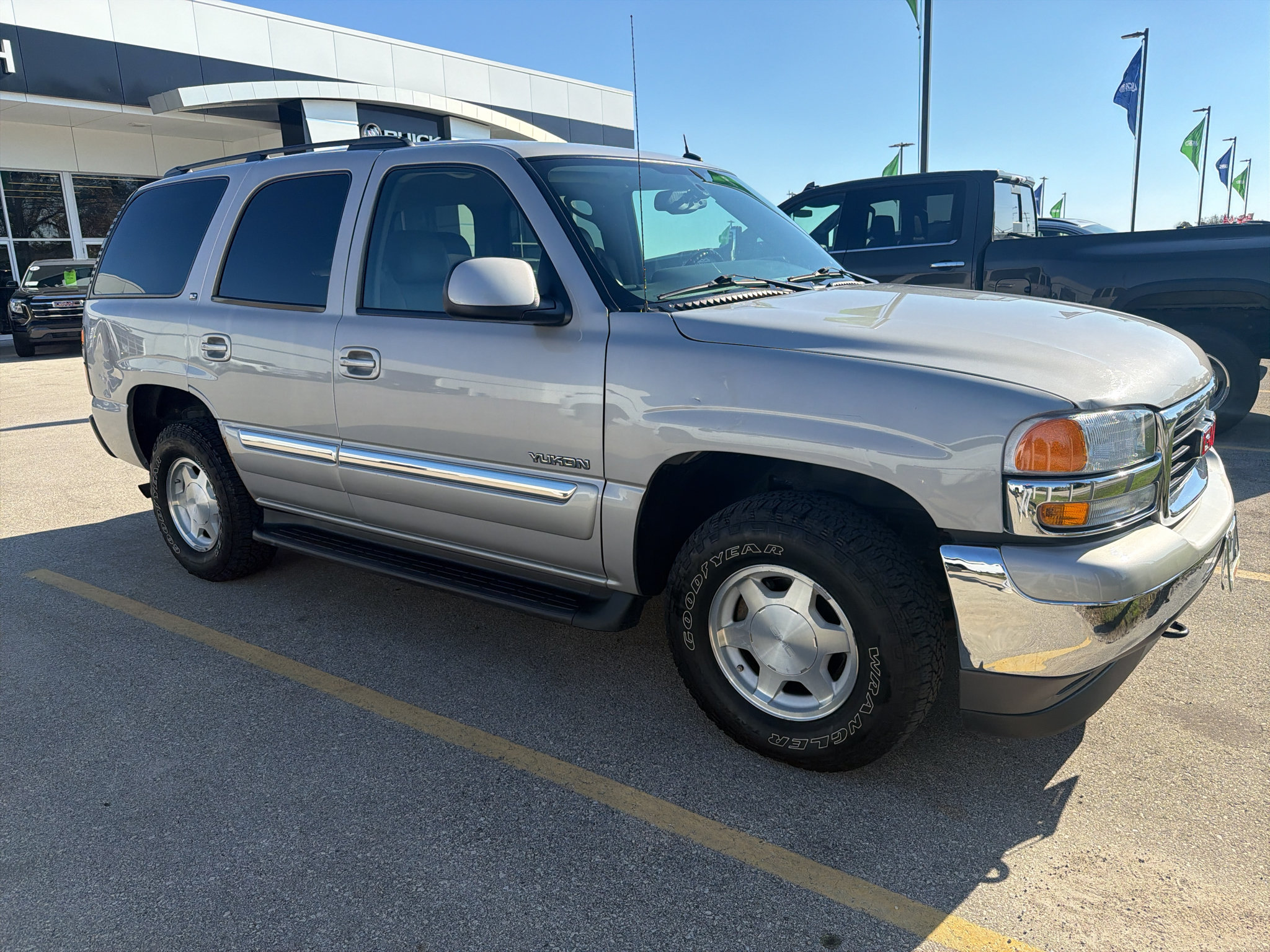 Used 2005 GMC Yukon SLT w/ SLT Preferred Equipment Group AWD/4WD image 3