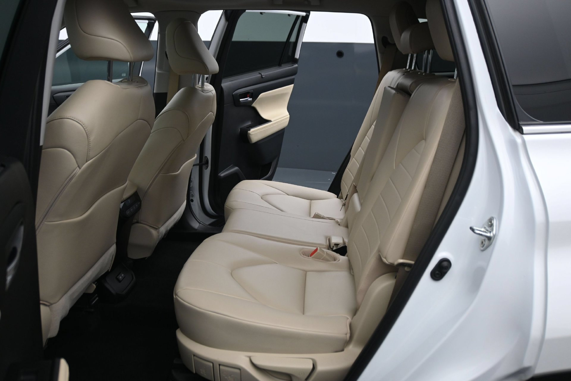 Used 2023 Toyota Highlander XLE AWD/4WD image 17