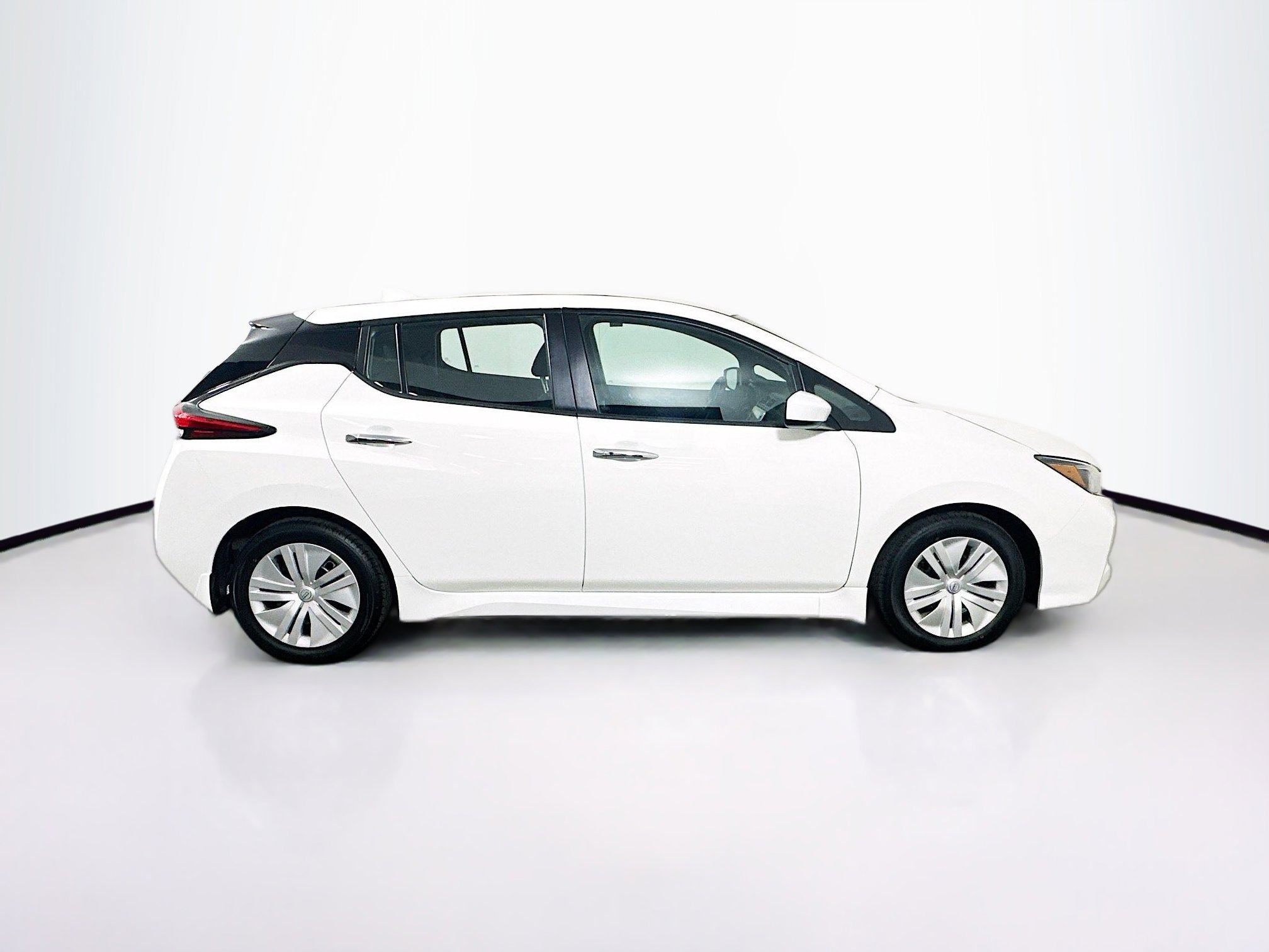 Used 2025 Nissan Leaf S image 10
