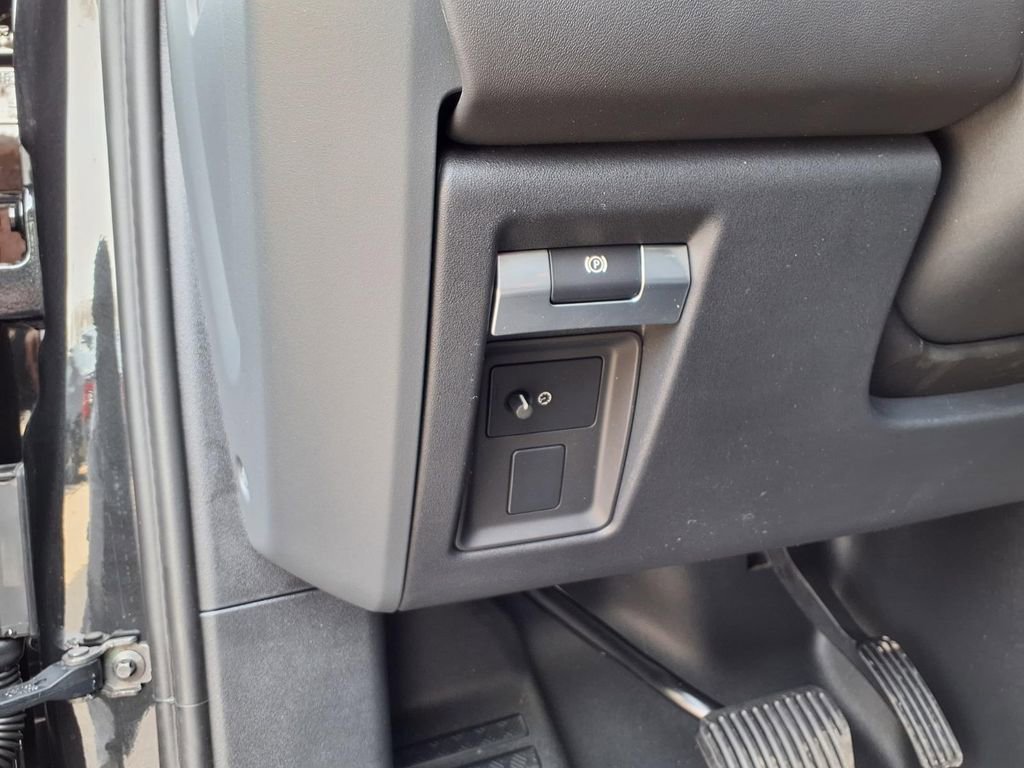 New 2026 Land Rover Defender 110 X-Dynamic SE AWD/4WD image 13
