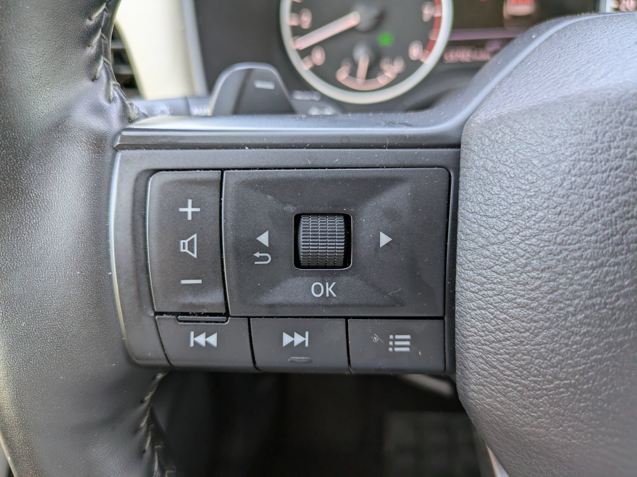Used 2025 Nissan Rogue SV AWD/4WD image 24