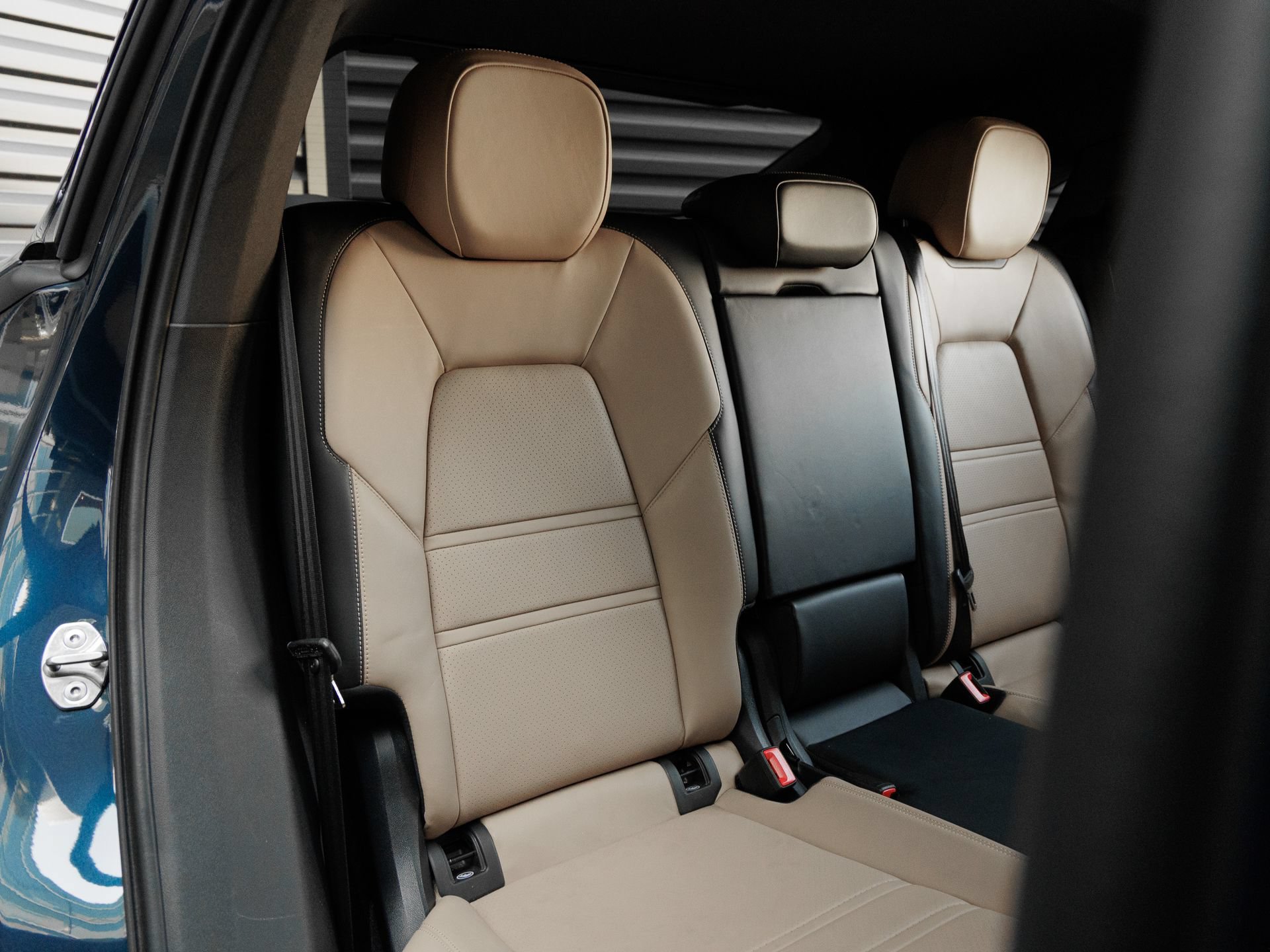 Certified 2025 Porsche Cayenne E-Hybrid Coupe AWD/4WD image 35
