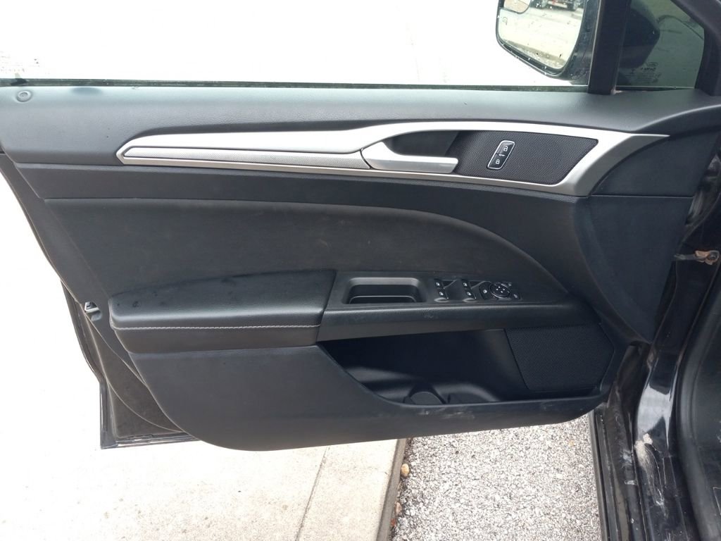 Used 2020 Ford Fusion SE FWD image 18