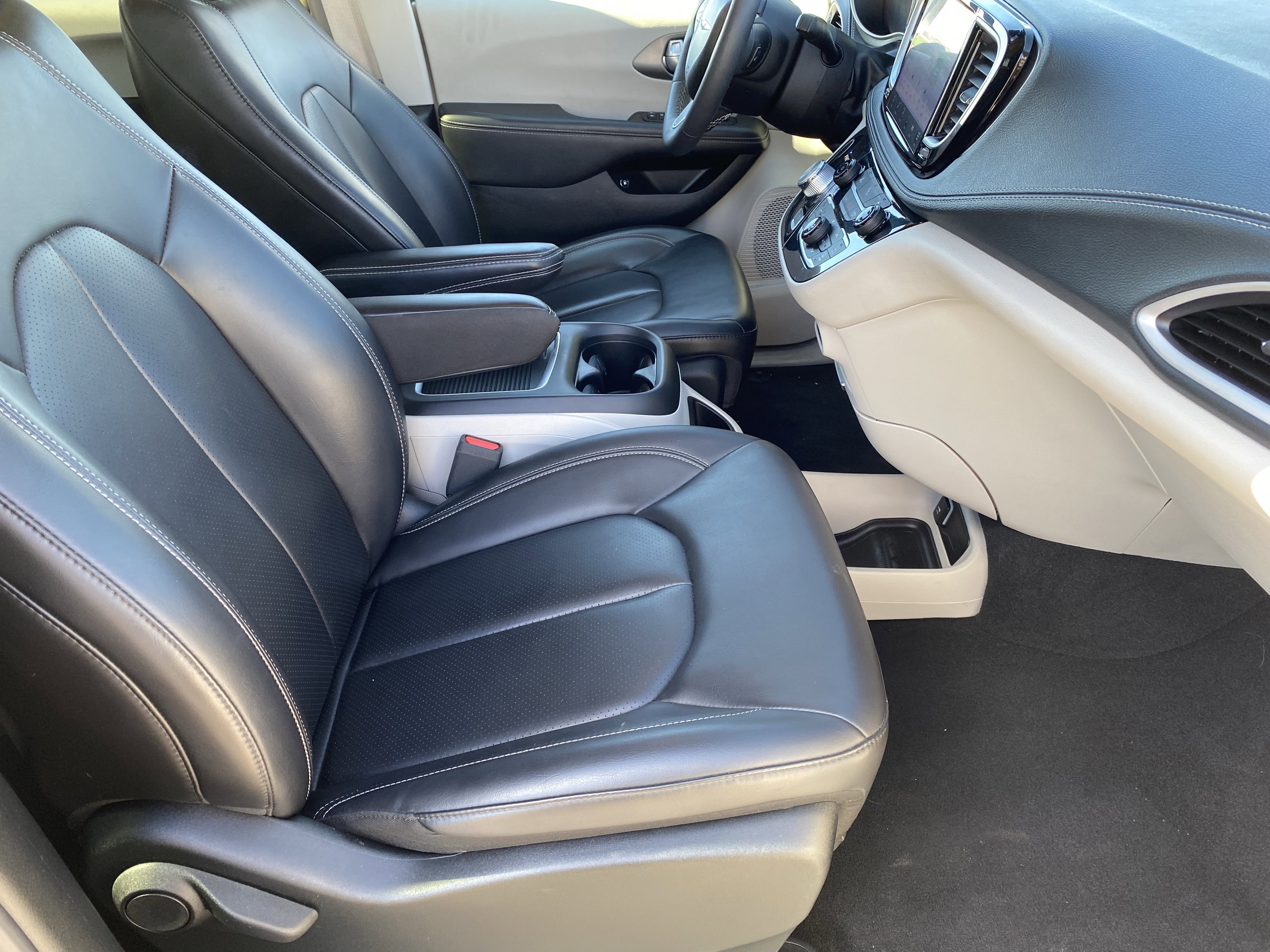 Used 2023 Chrysler Pacifica Touring-L image 11