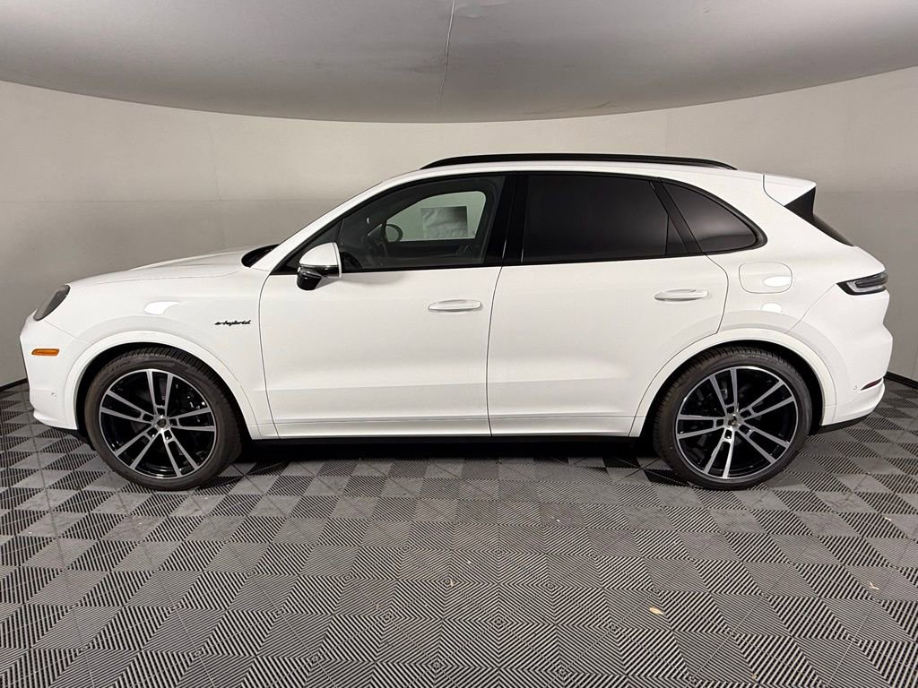 New 2025 Porsche Cayenne Turbo image 2