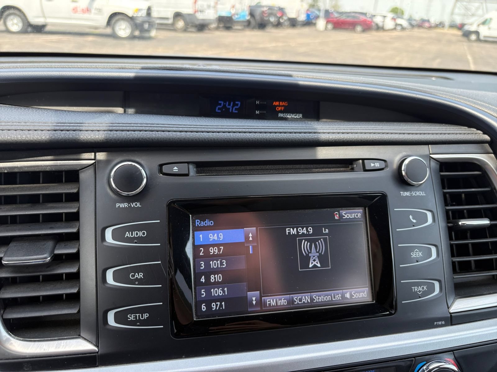 Used 2019 Toyota Highlander LE w/ Carpet Mat Package (TMS) AWD/4WD image 26