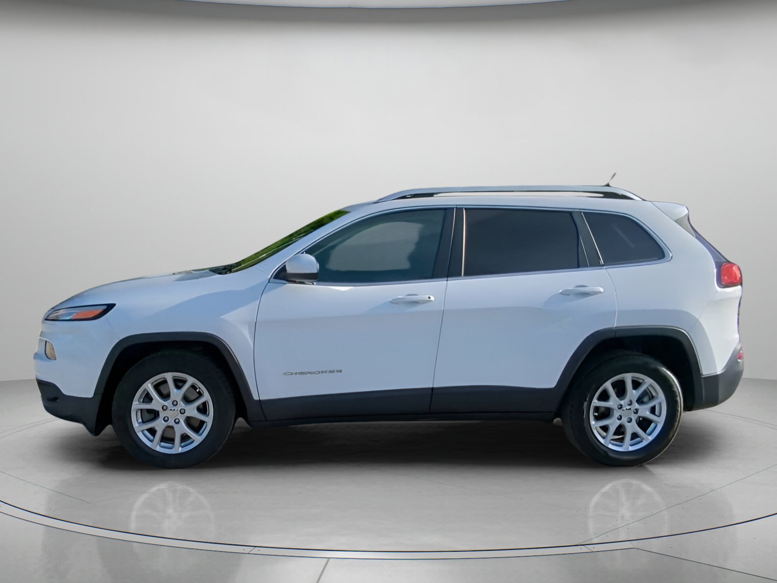 Used 2018 Jeep Cherokee Latitude w/ Safety Group FWD image 16