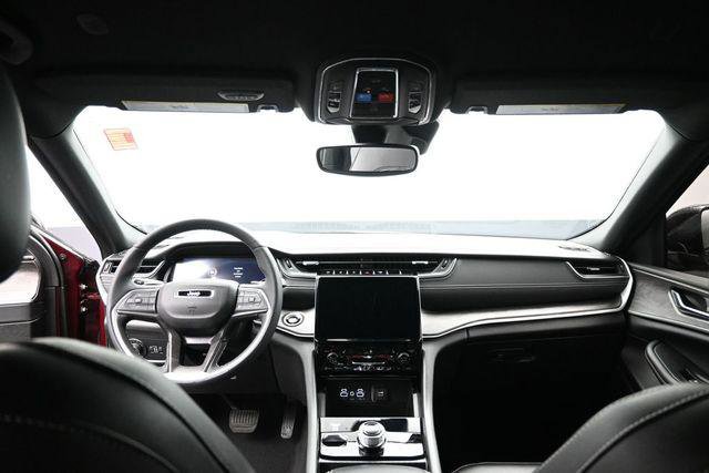Used 2024 Jeep Grand Cherokee Limited AWD/4WD image 29