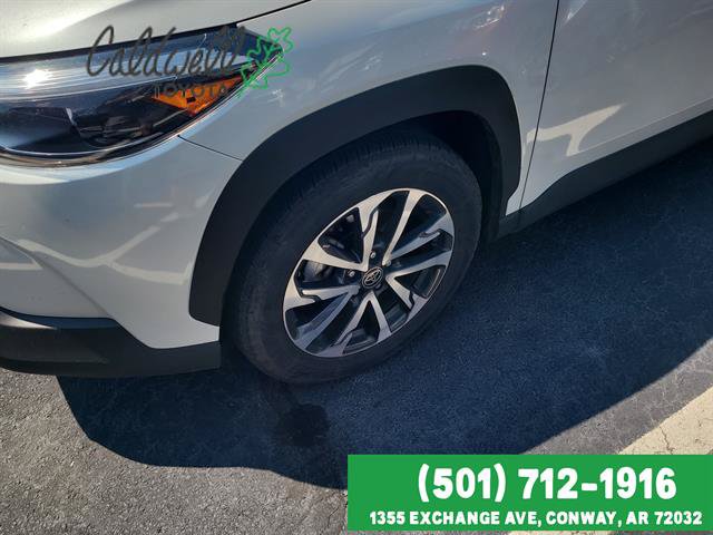 Used 2025 Toyota Corolla Cross XLE FWD image 2