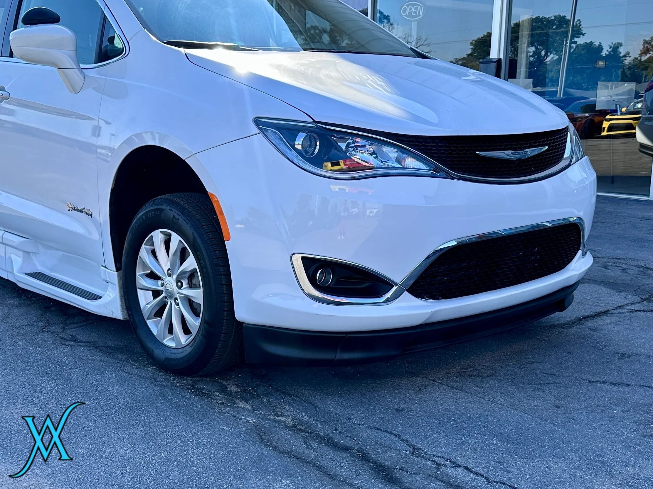 Used 2018 Chrysler Pacifica Touring Plus FWD image 10