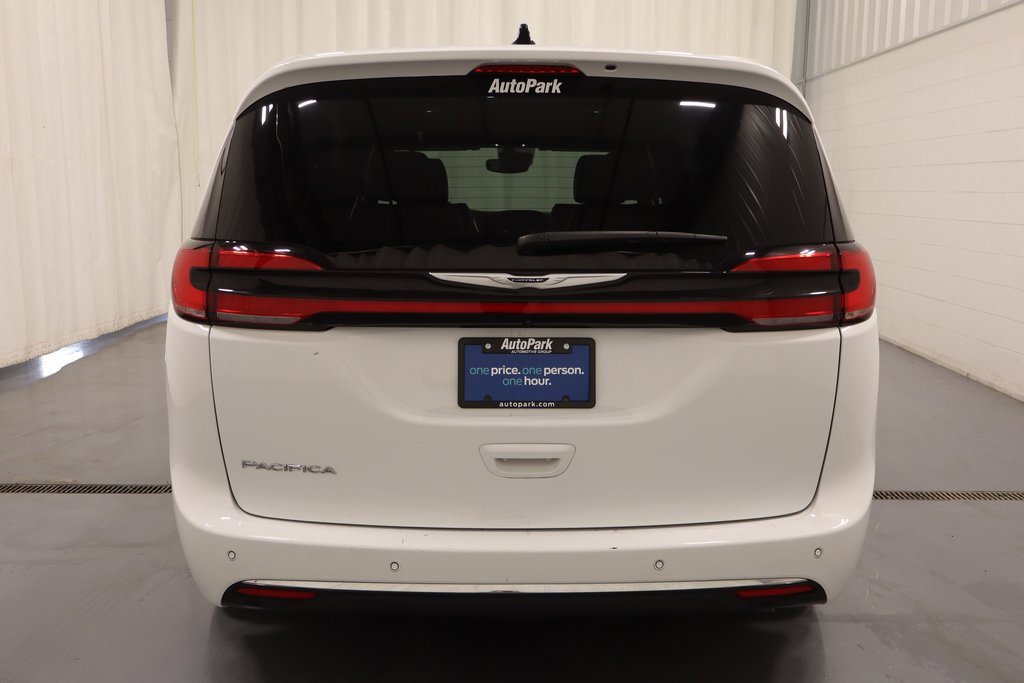 Used 2025 Chrysler Pacifica Select image 8