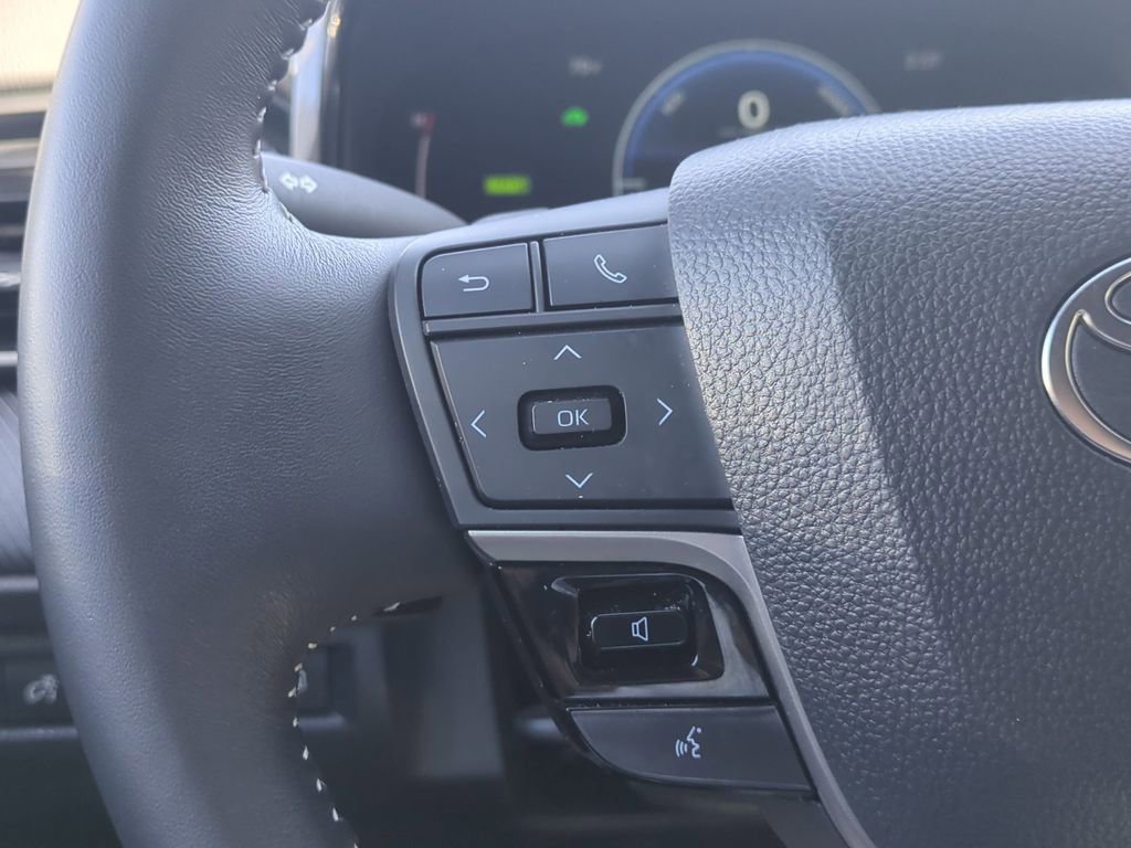 Used 2025 Toyota Camry SE image 21