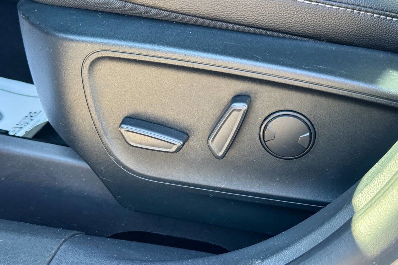 Used 2020 Ford Escape Titanium image 21