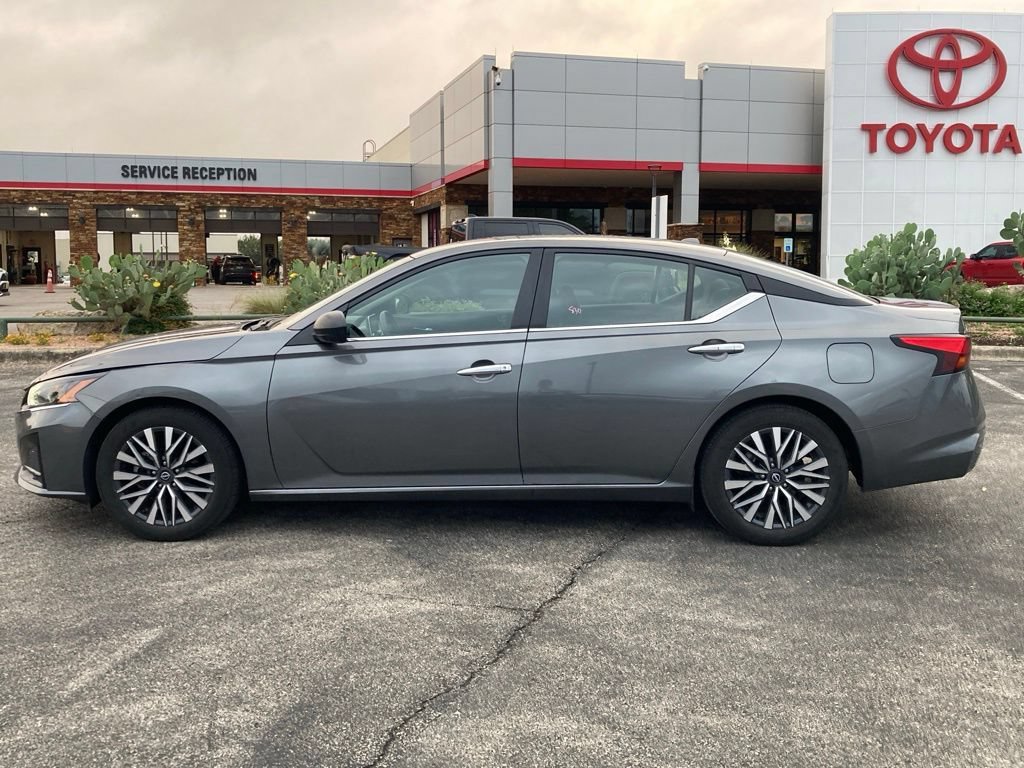 Used 2025 Nissan Altima 2.5 SV FWD image 7