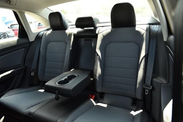 Used 2025 Volkswagen Jetta SE w/ Sunroof Package FWD image 23