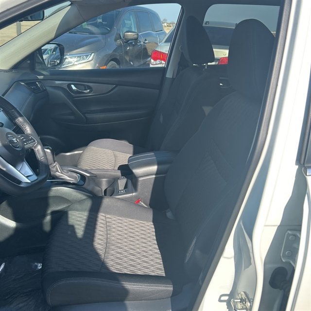 Used 2018 Nissan Rogue SV w/ Premium Package image 9