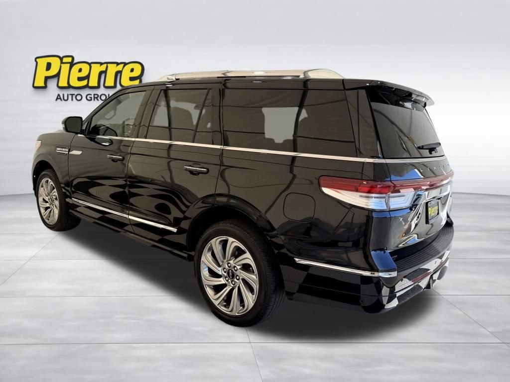Used 2024 Lincoln Navigator Reserve image 2