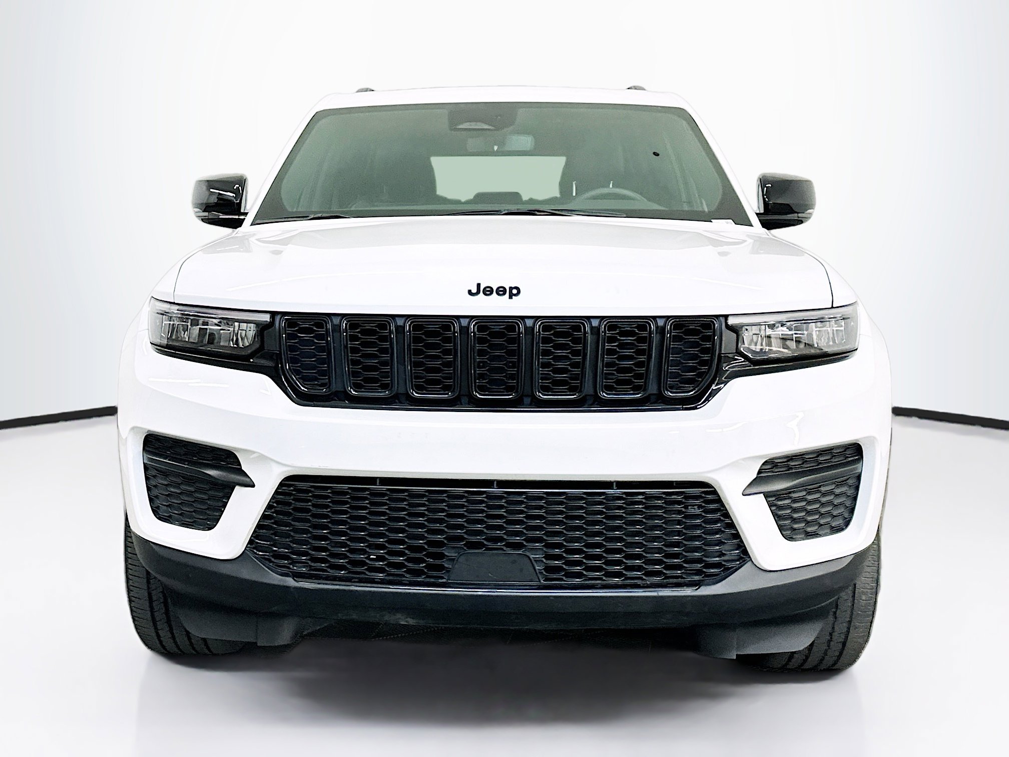 Used 2023 Jeep Grand Cherokee Altitude image 2