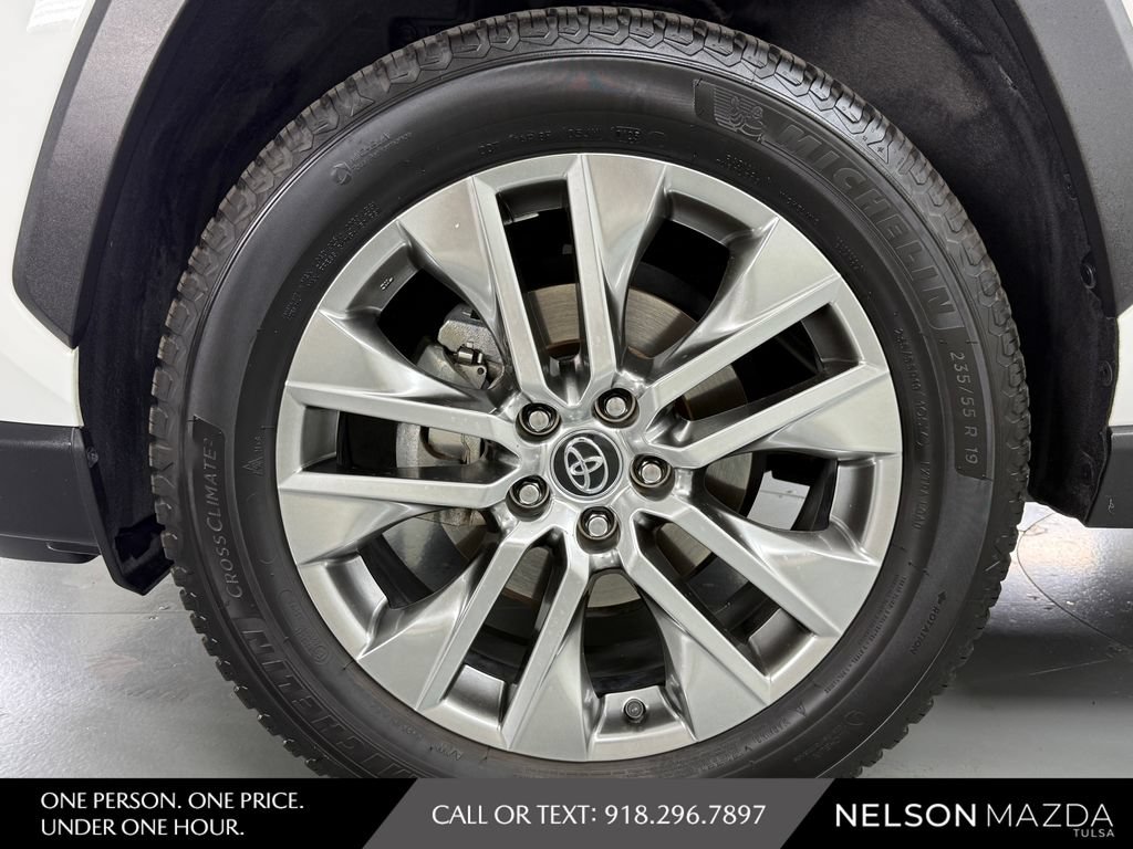 Used 2020 Toyota RAV4 XLE Premium FWD image 11