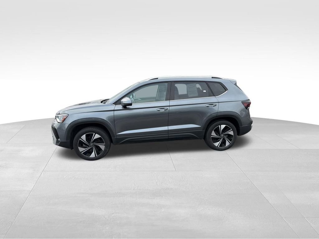 Used 2025 Volkswagen Taos SE AWD/4WD image 5
