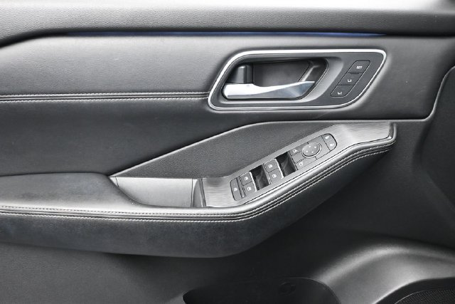 Used 2024 Nissan Rogue Platinum FWD image 7