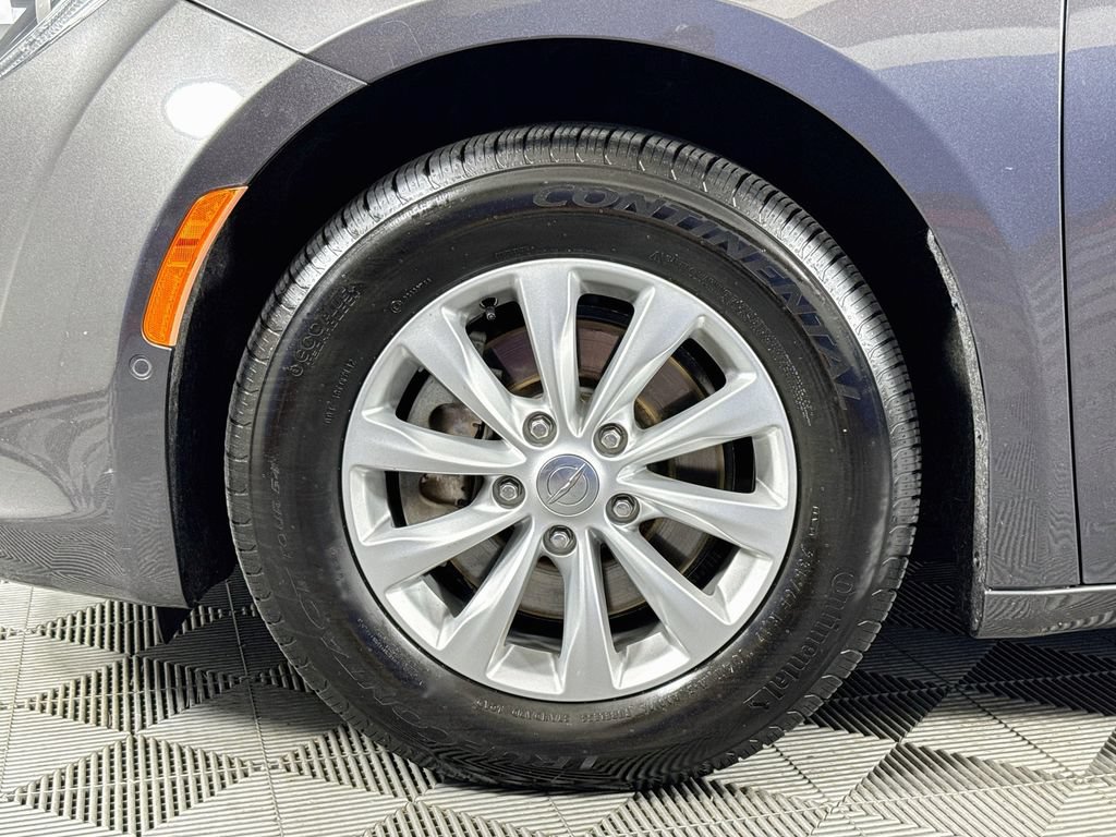 Used 2019 Chrysler Pacifica Touring Plus w/ Advanced Safetytec Group FWD image 32