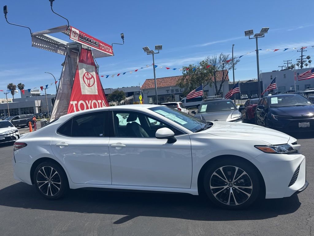 Used 2018 Toyota Camry SE FWD image 3