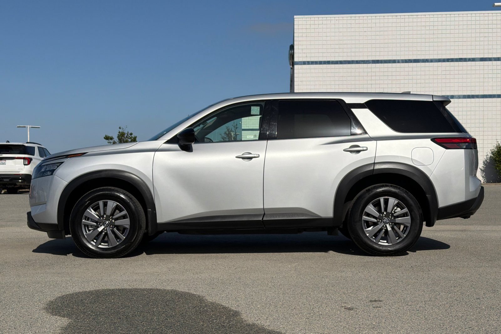 Used 2025 Nissan Pathfinder S FWD image 7