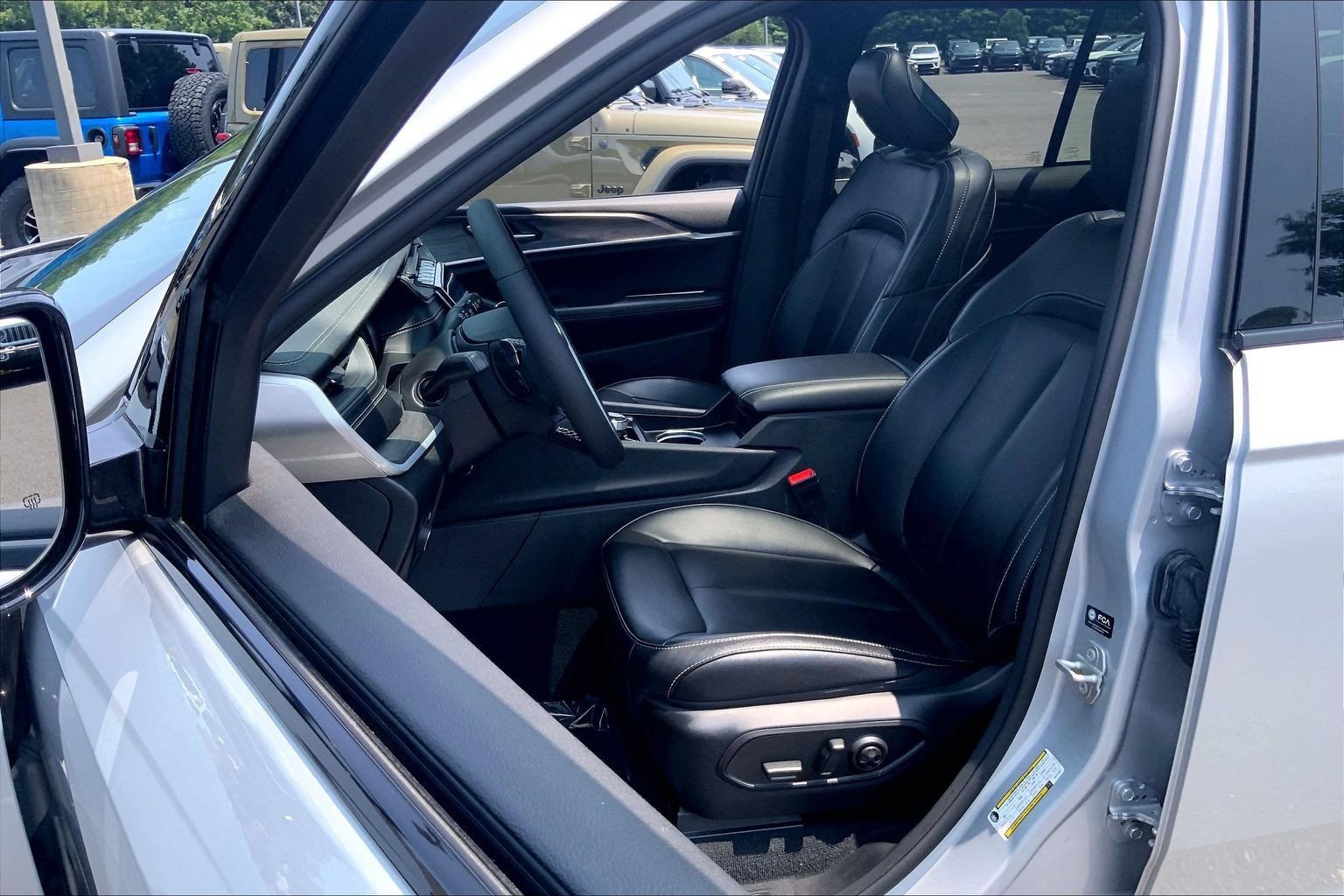 Certified 2024 Jeep Grand Cherokee Limited w/ Black Appearance Package AWD/4WD image 7