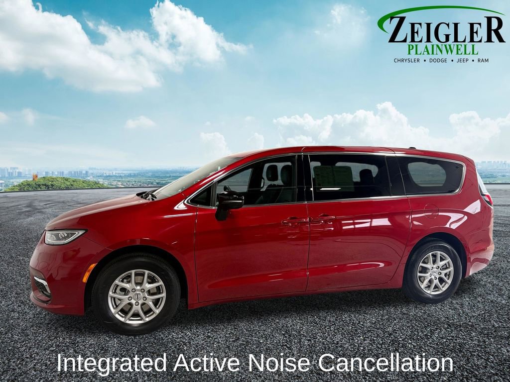 Used 2025 Chrysler Pacifica Select image 4