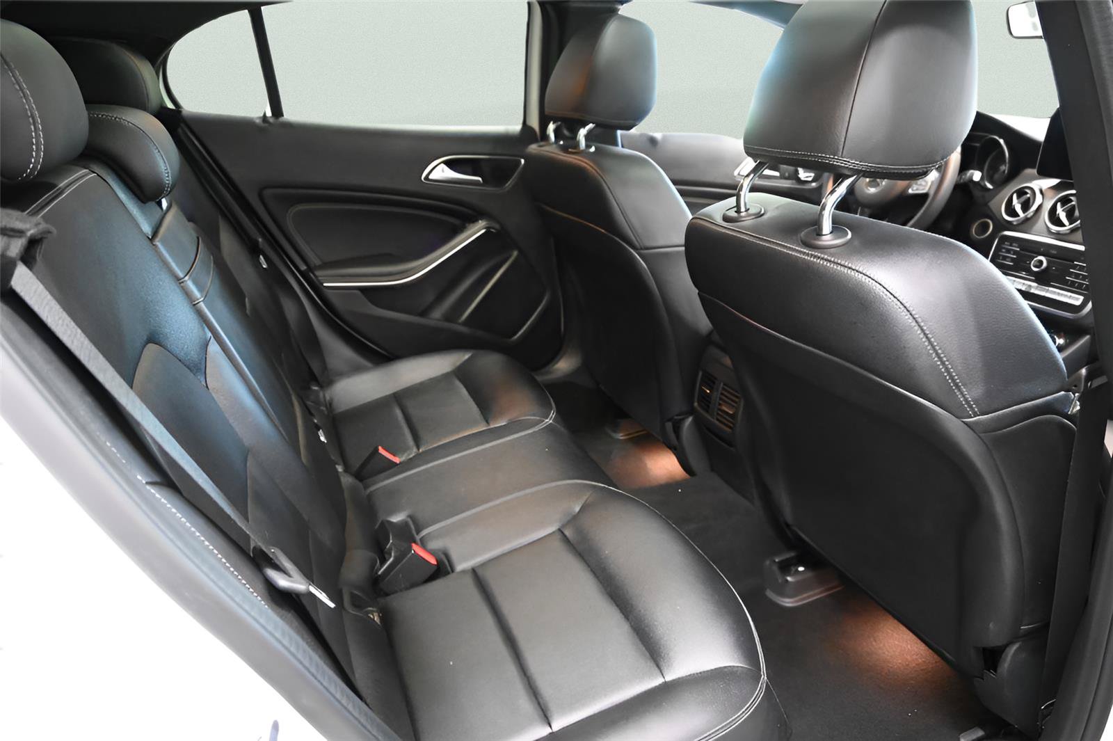 Used 2020 Mercedes-Benz GLA 250 4MATIC w/ Premium Package image 19