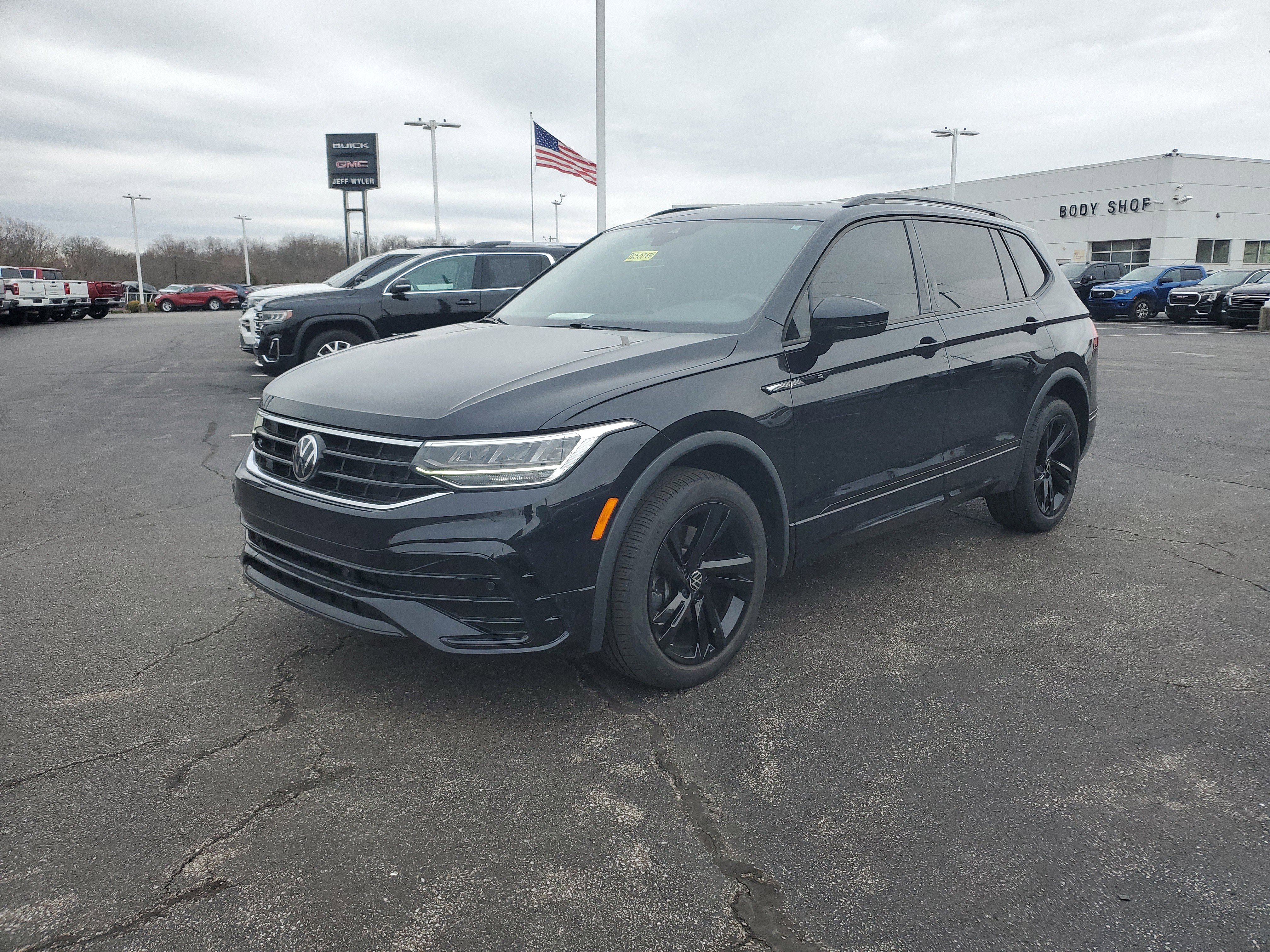 Used 2024 Volkswagen Tiguan SE R-Line image 8