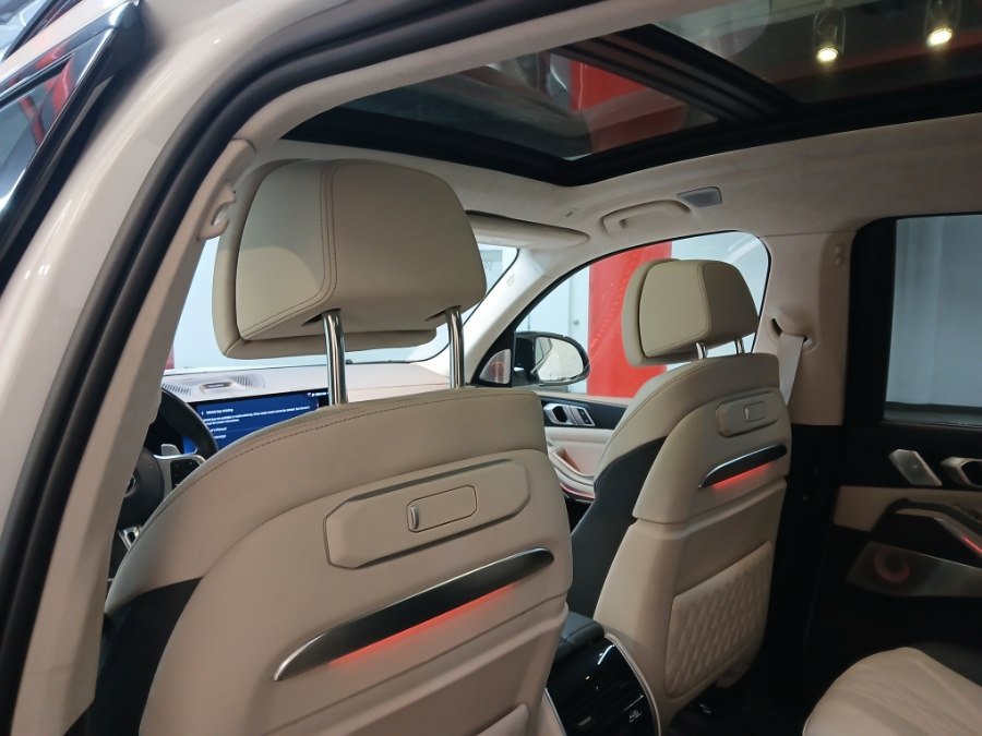 Used 2024 BMW X7 M60i w/ Executive Package image 17